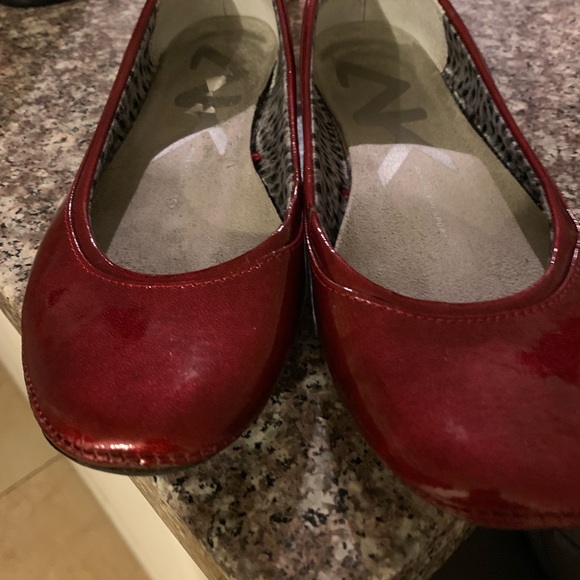 Flat red Anne Klein - Picture 4 of 7